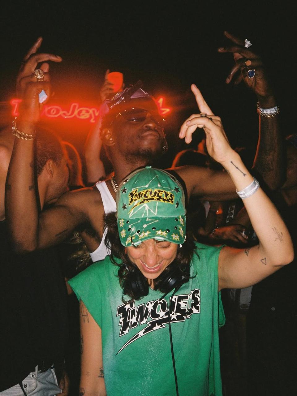 Всем отличной субботы, с вами спонтанная рубрика «Что за бренд?»